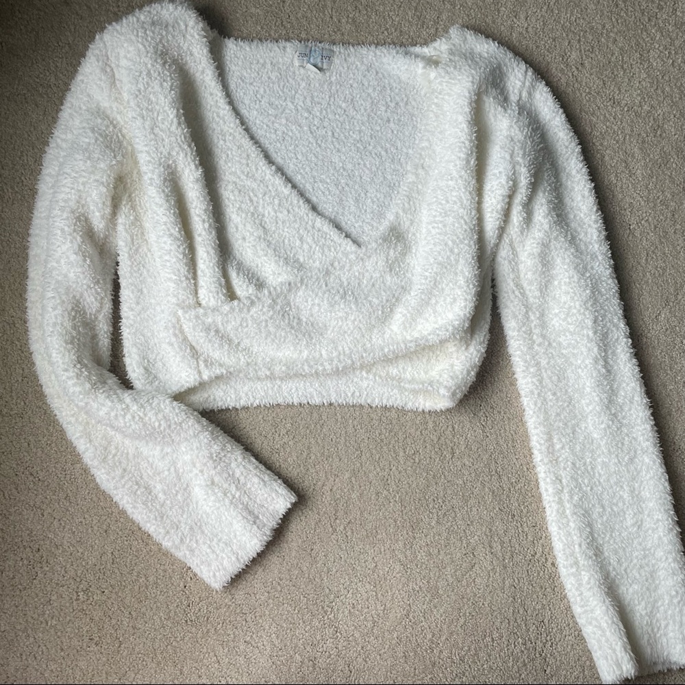 MUST BUNDLE 🍒 NWOT cross front sweater
